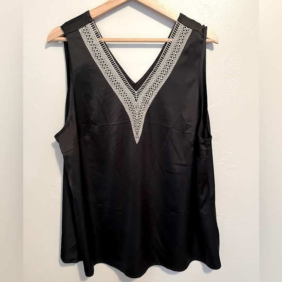Elegant Black Sleeveless Top with Lace Detail - Picture 1 of 8